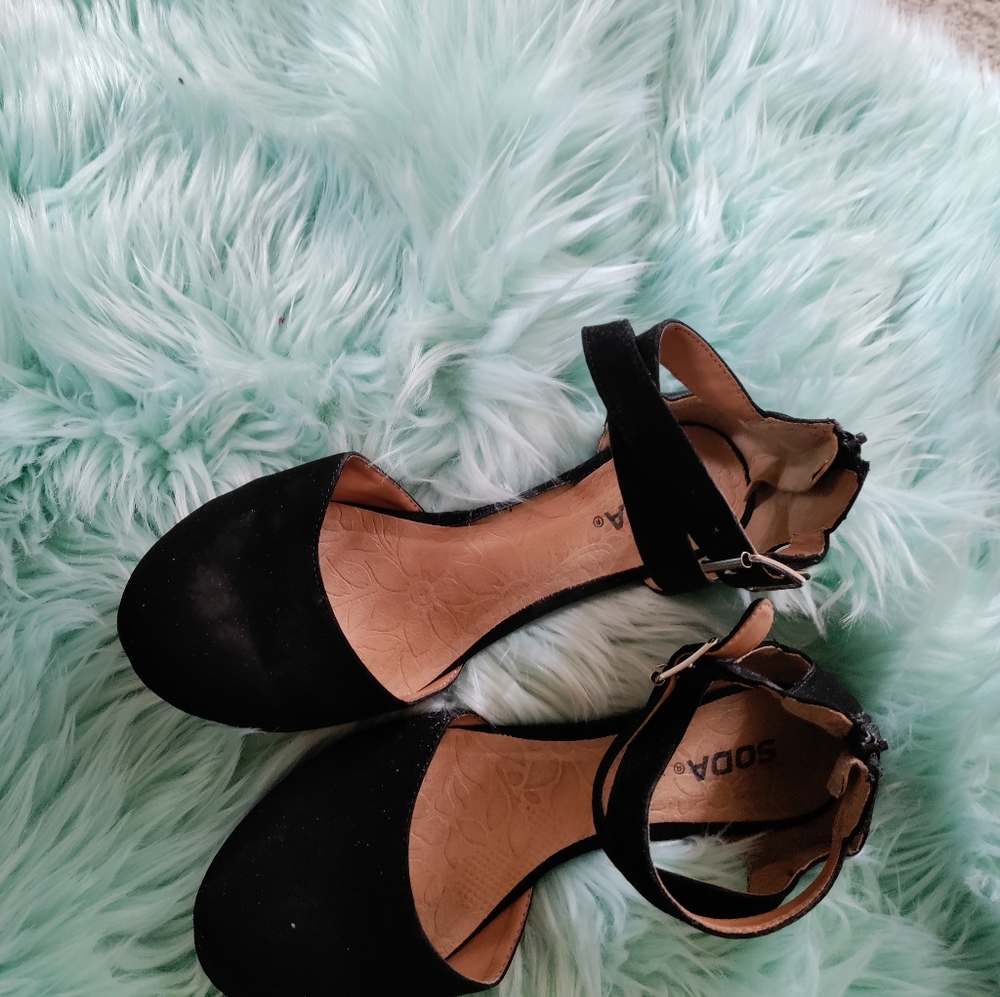 Shoes - Picture 4 of 4